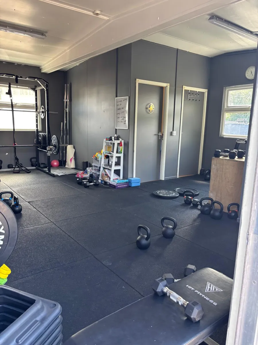 20 x 20 ft cabin office with toilets - Image 3