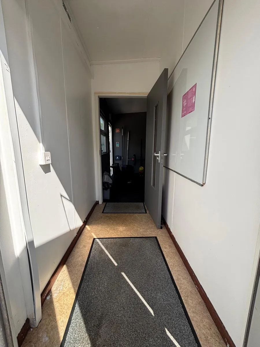 20 x 20 ft cabin office with toilets - Image 2