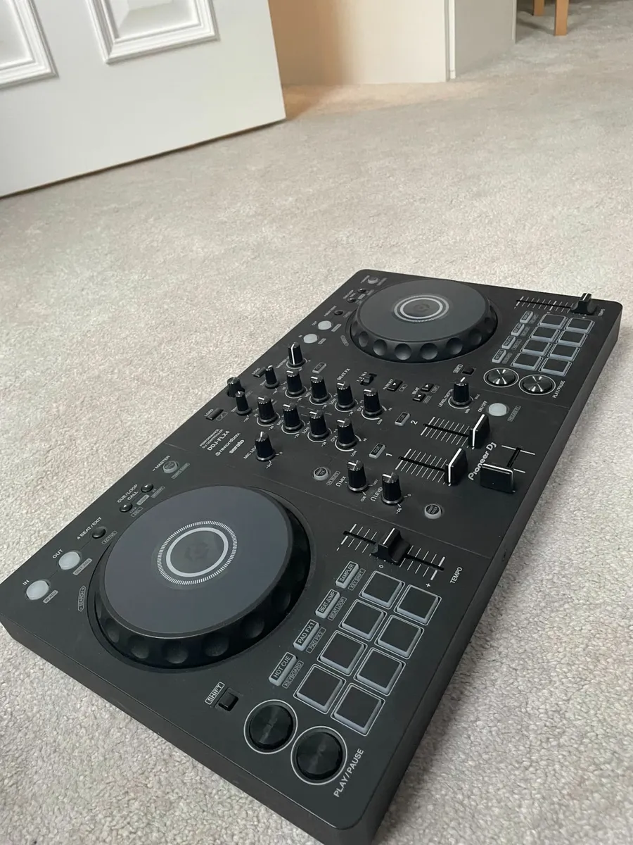 Pioneer DJ DDJ-FLX4 decks - Image 2