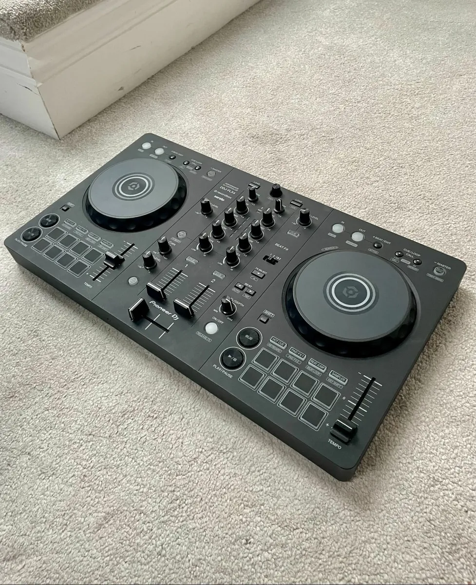 Pioneer DJ DDJ-FLX4 decks - Image 1