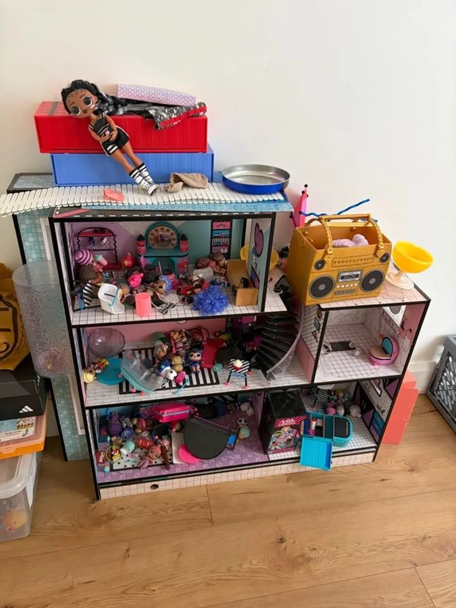 Doll House with dolls - Image 1