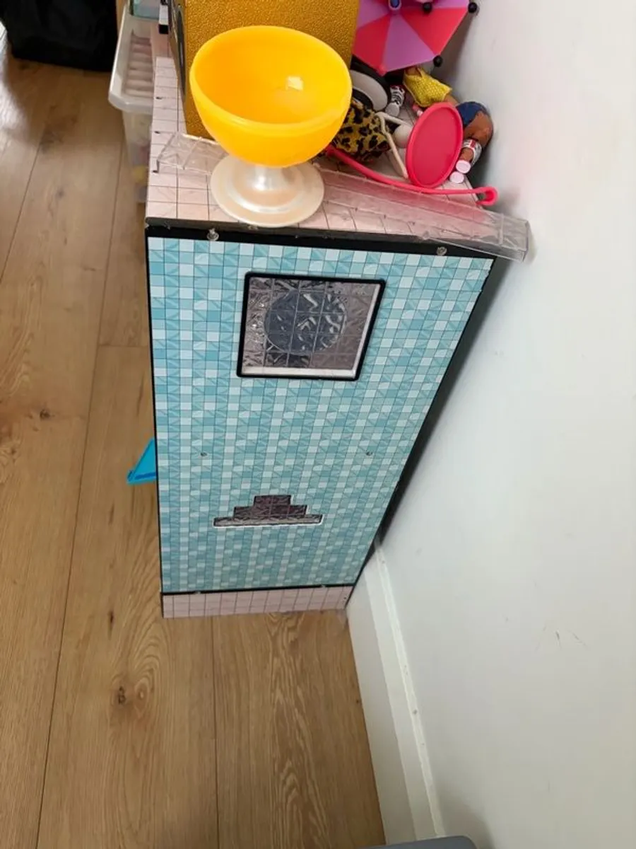 Doll House with dolls - Image 2