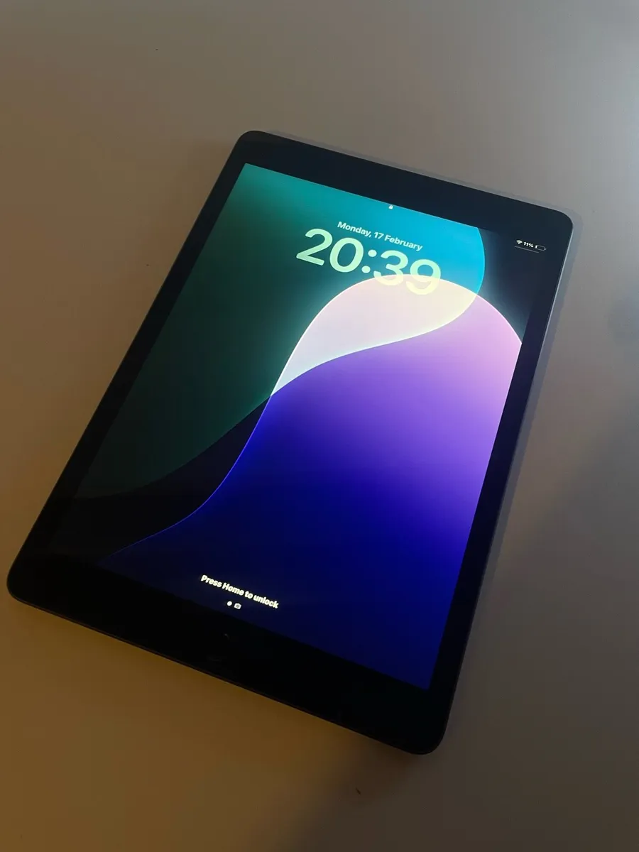 iPad 9th generation + Logitech pencil - Image 1