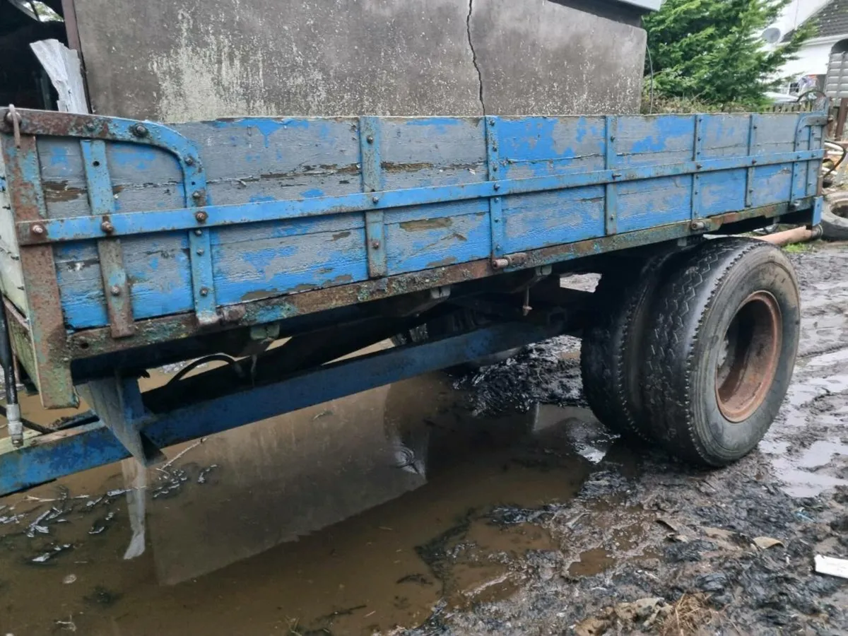 Tractor tipping trailer - Image 1