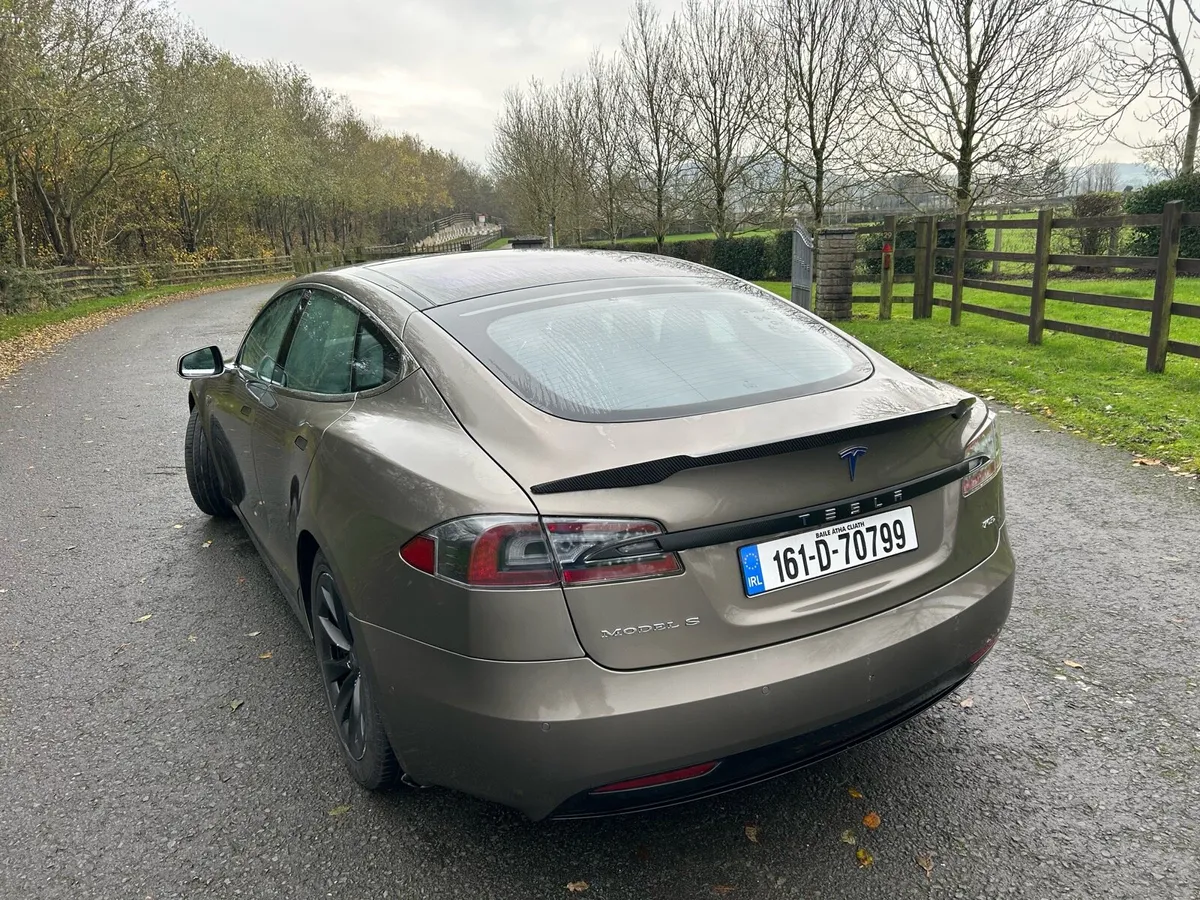 17,000KM Tesla  model S 70D 4x4 pan roof - Image 3