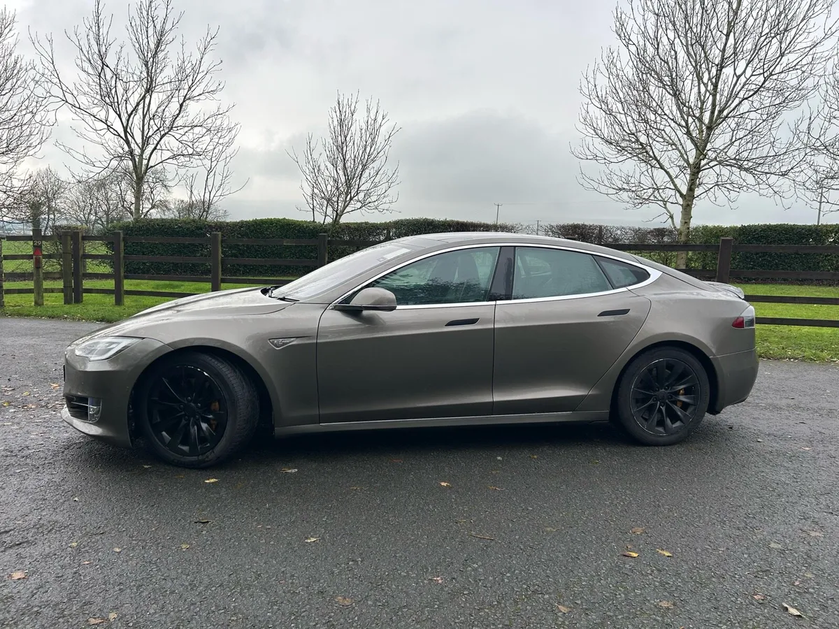 17,000KM Tesla  model S 70D 4x4 pan roof - Image 4