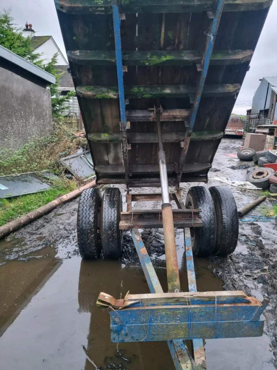 Tractor tipping trailer - Image 2