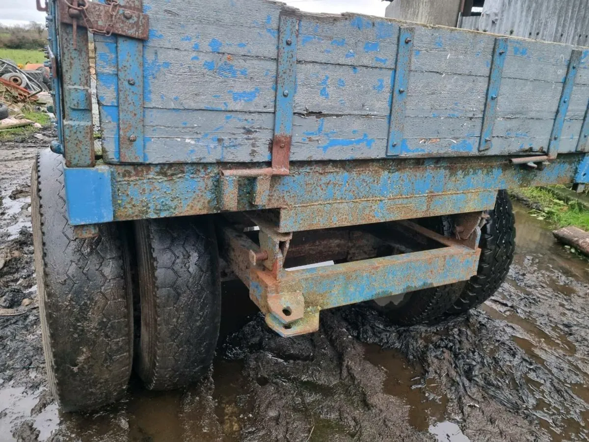 Tractor tipping trailer - Image 4