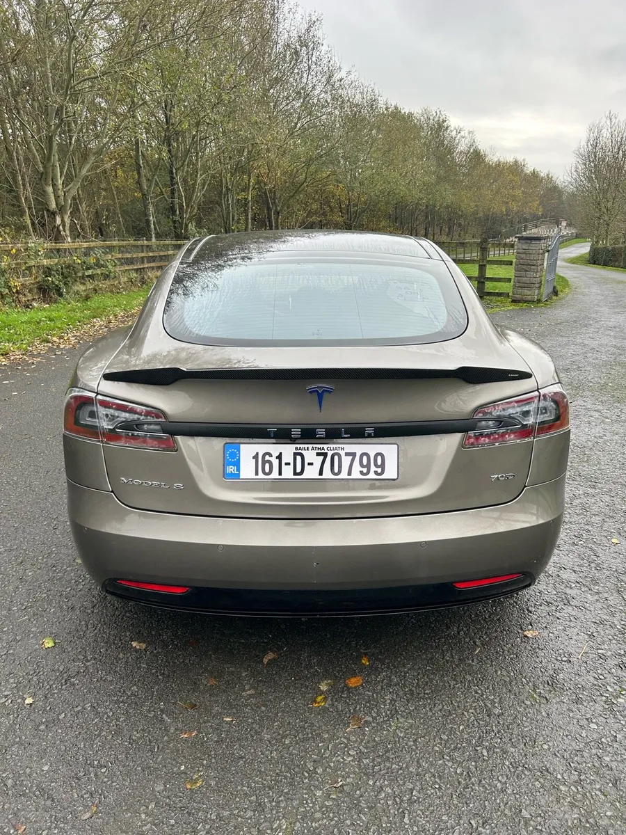 17,000KM Tesla  model S 70D 4x4 pan roof - Image 2