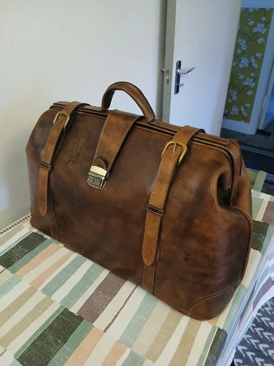 Large Vintage Gladstone Travel Bag. - Image 3