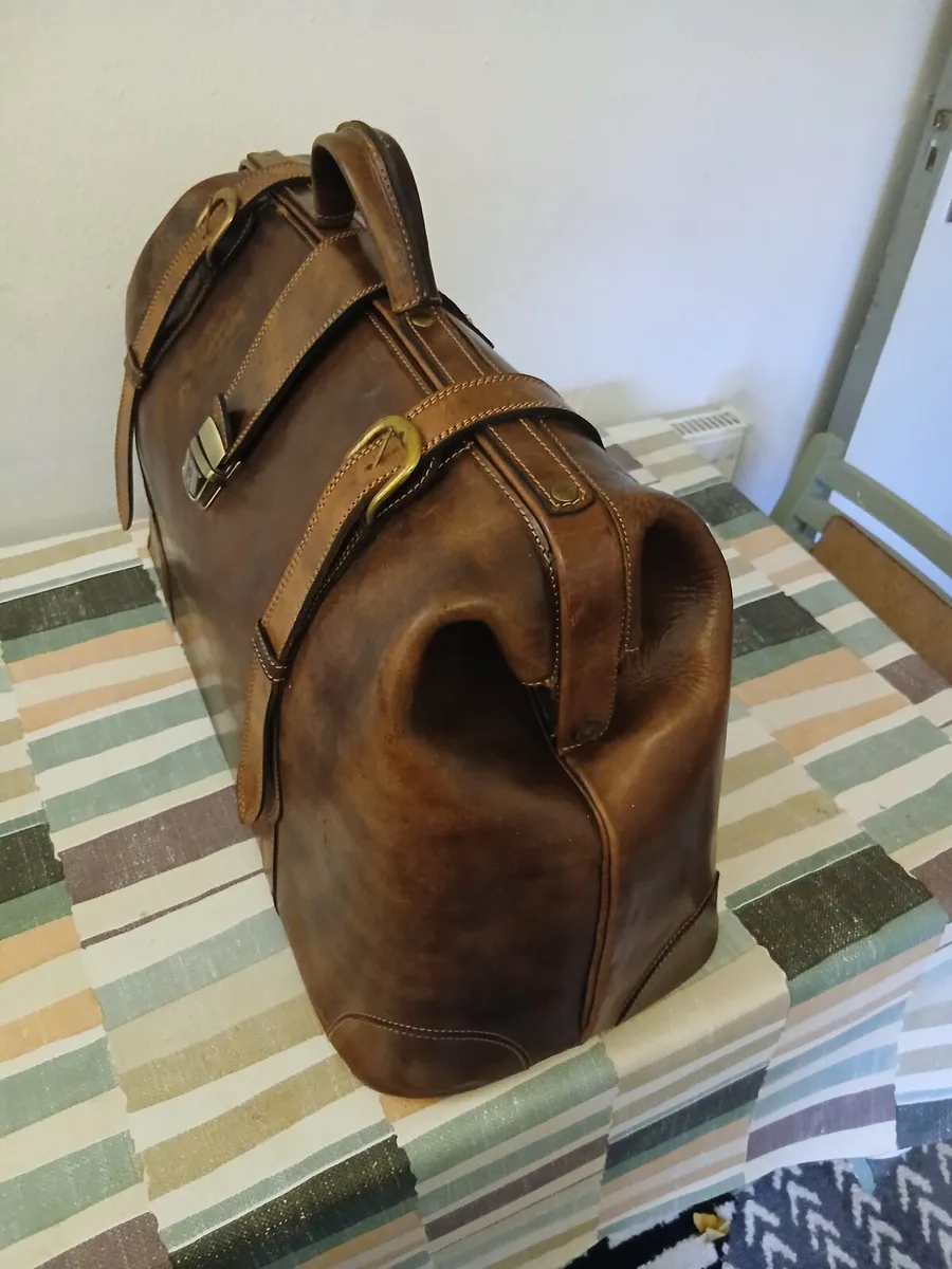 Large Vintage Gladstone Travel Bag. - Image 4