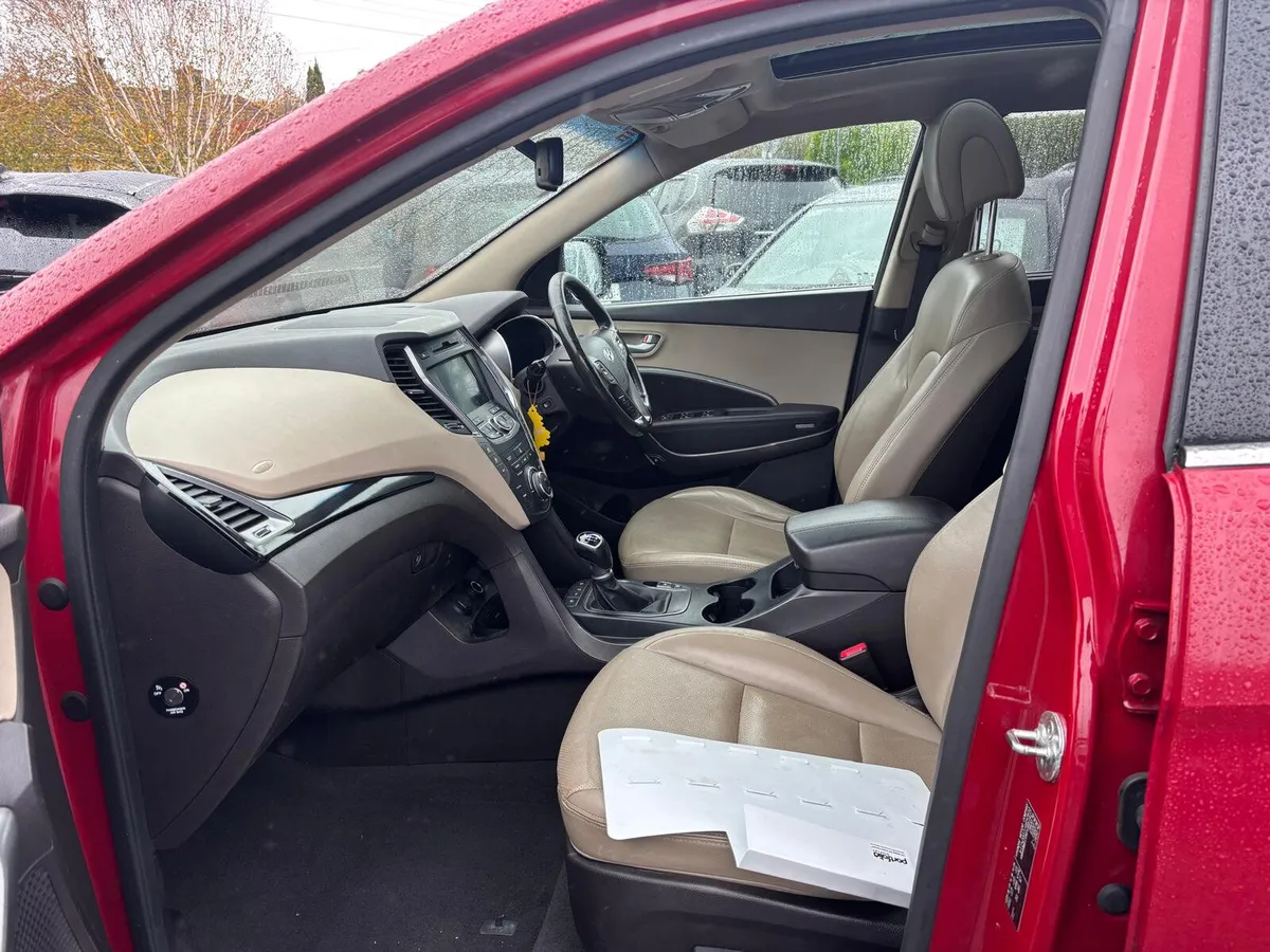 Hyundai Santa Fe 2015  4WD   7  SEATER - Image 4
