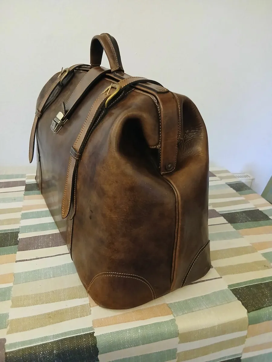 Large Vintage Gladstone Travel Bag. - Image 2