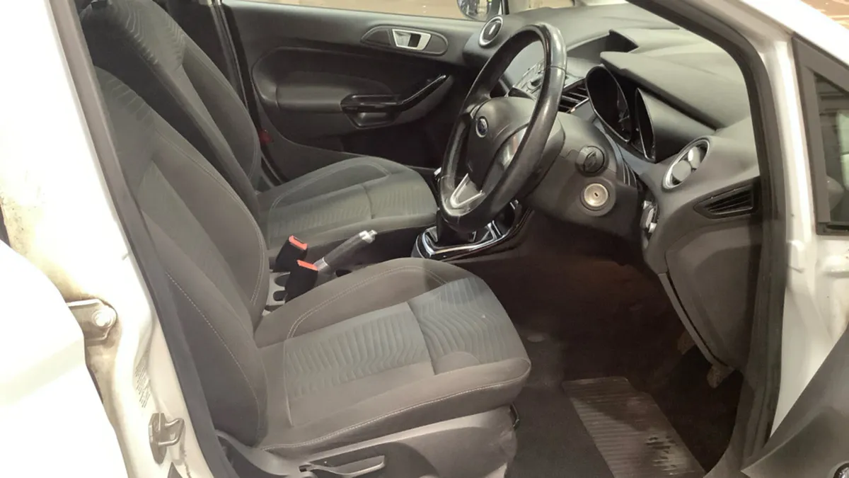 2013 Ford Fiesta 1.0 Petrol ZETEC - Image 3