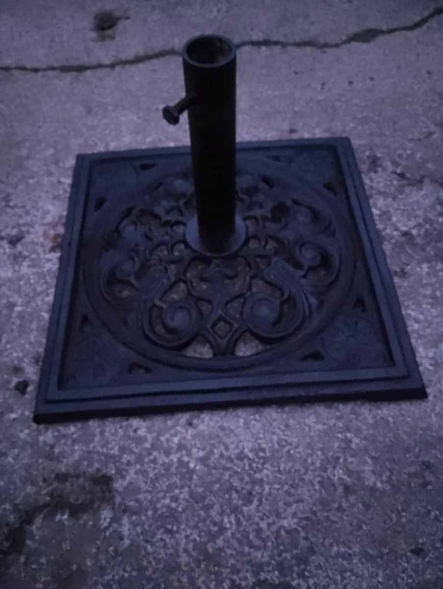 Antique cast iron parasol stand - Image 1