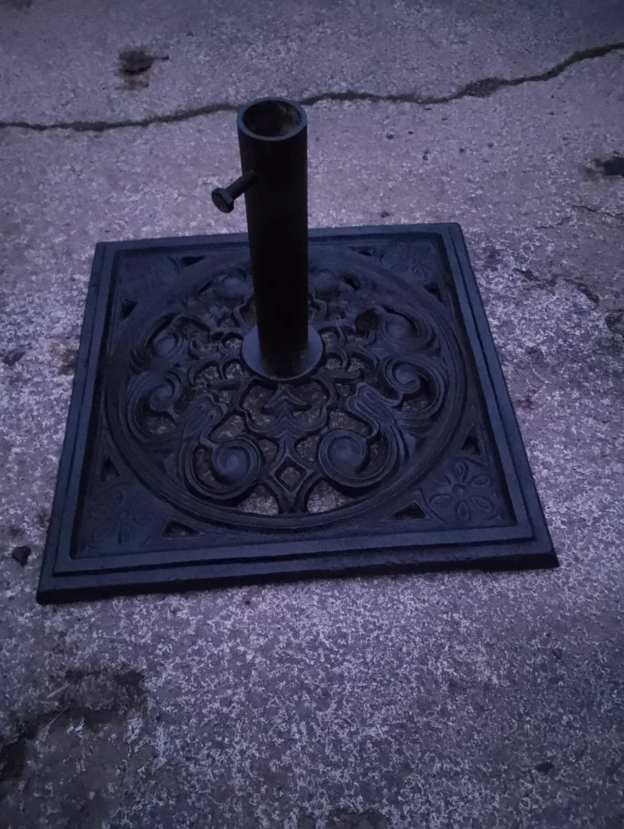 Antique cast iron parasol stand - Image 2