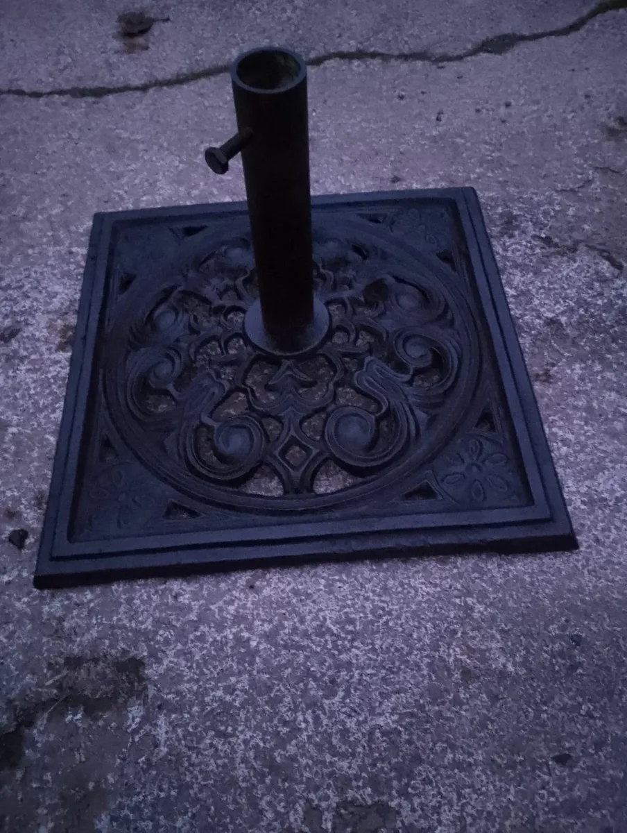 Antique cast iron parasol stand - Image 3