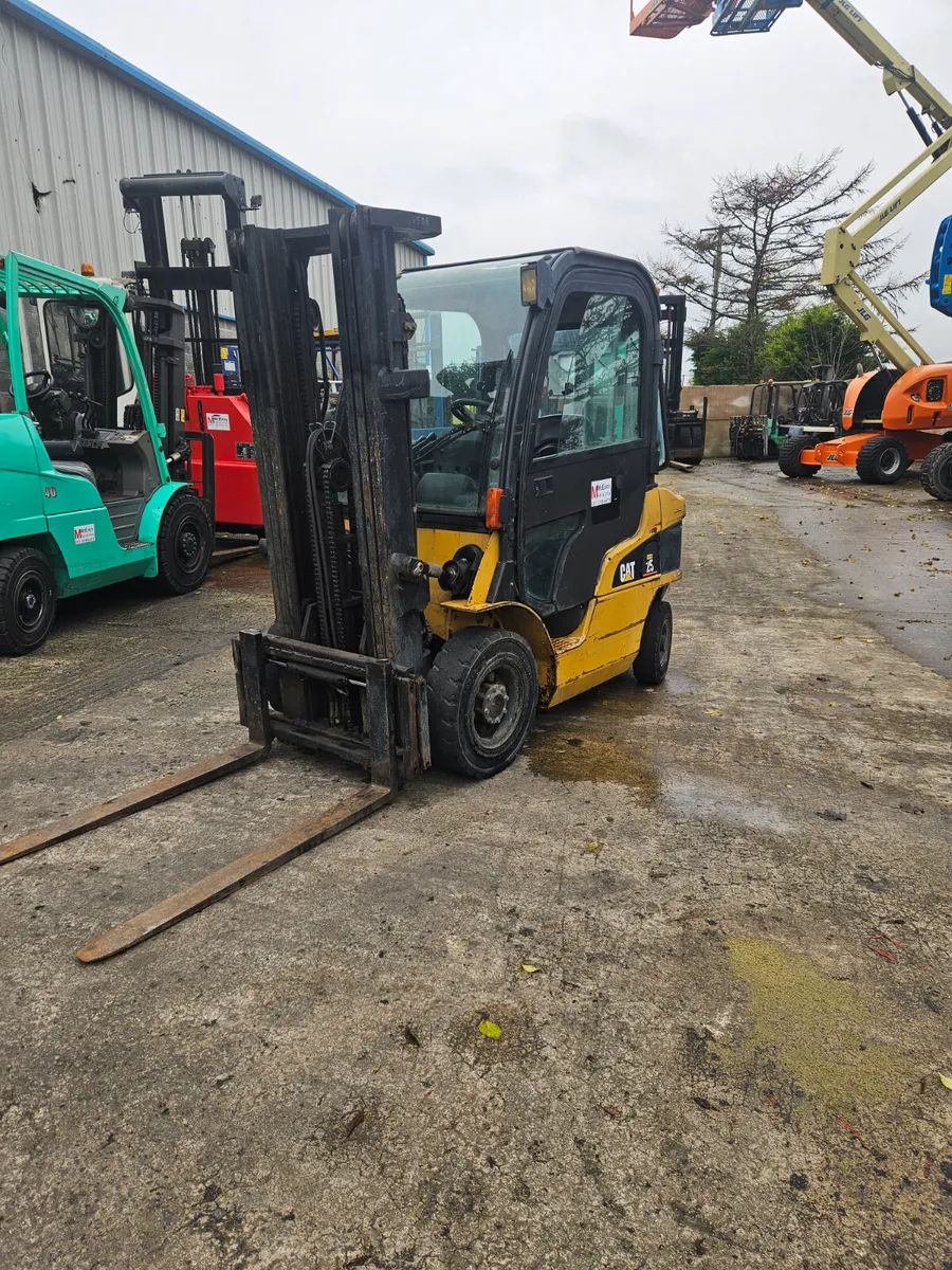 Forklift with cab - Image 3