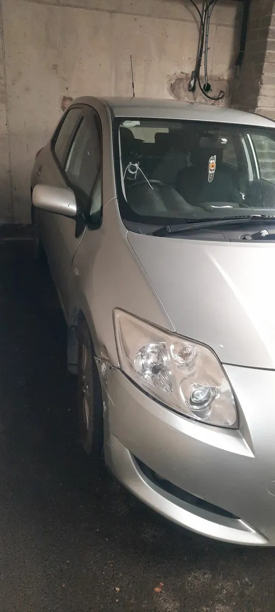Toyota Auris 2009 - Image 2