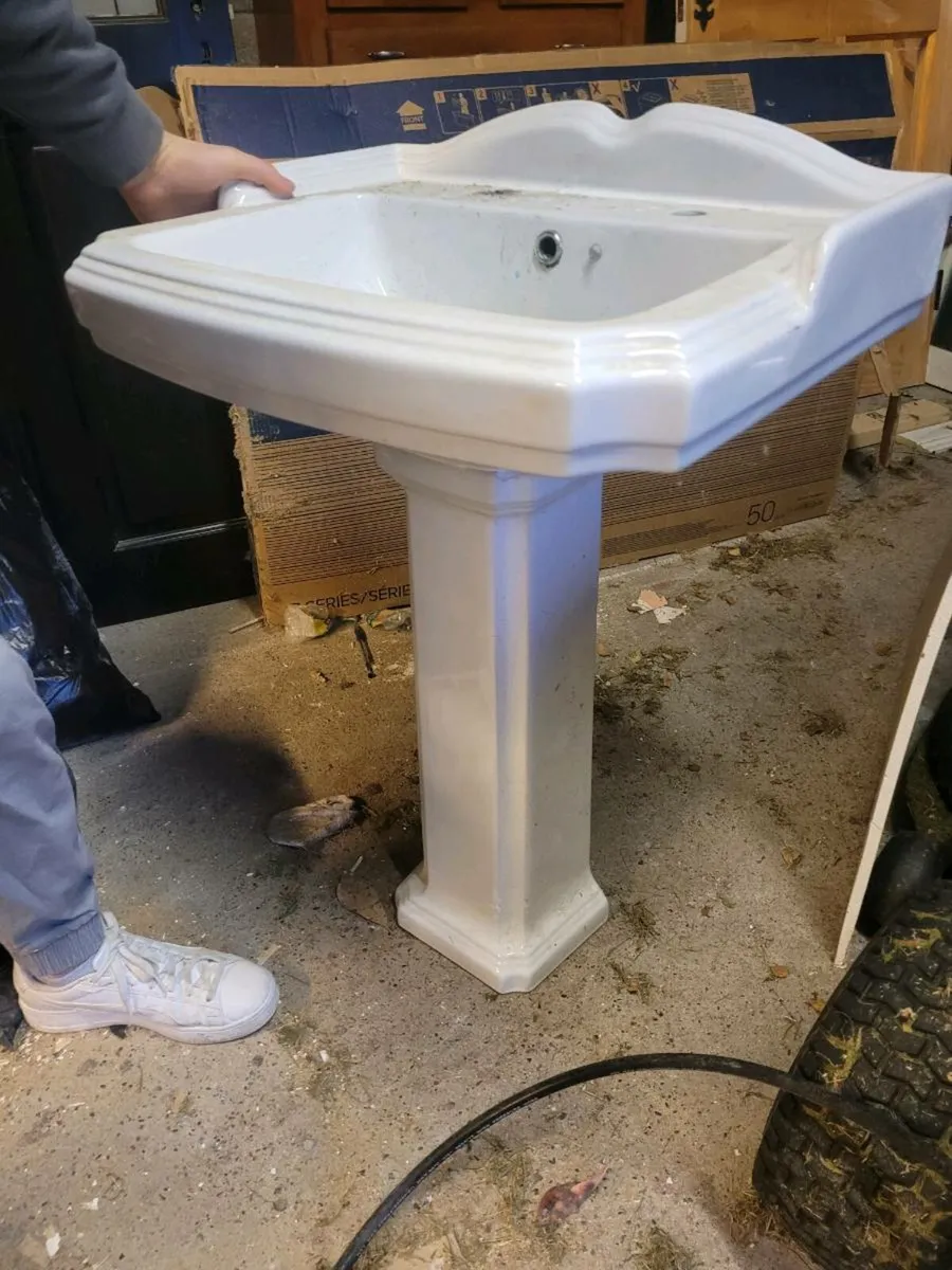 Bathroom sink - Image 1