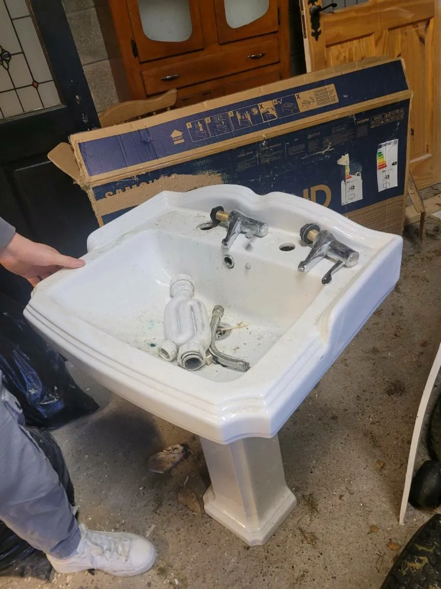 Bathroom sink - Image 3