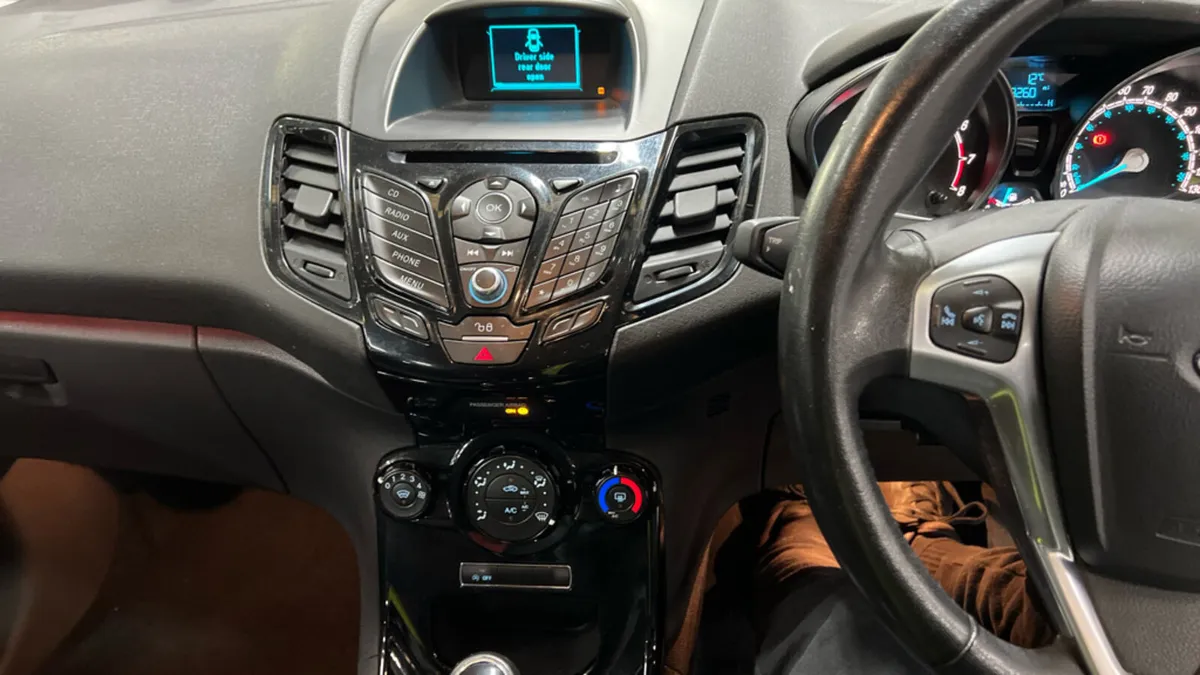 2015 Ford Fiesta 1.0 Petrol Zetec - Image 2