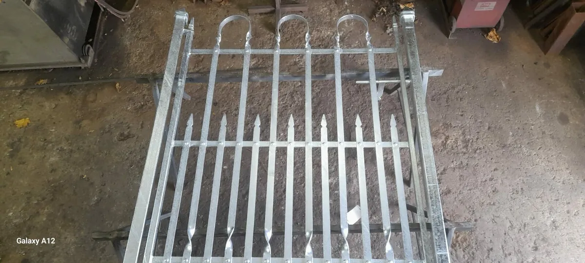 Old style flat bar gate - Image 3