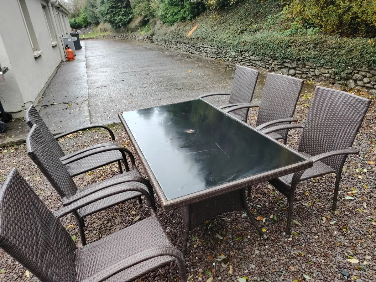 Patio door and chairs - Image 2