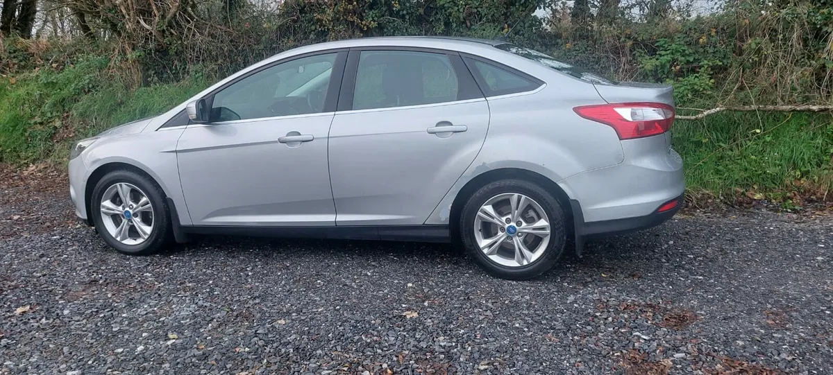 Ford Focus Saloon - Image 2