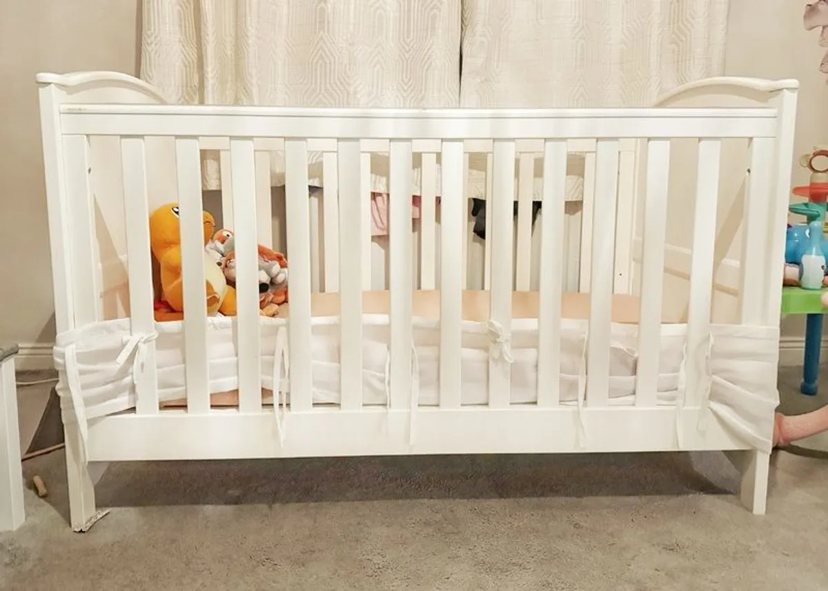 Mamas and Papas Flyn White Cotbed - Image 1