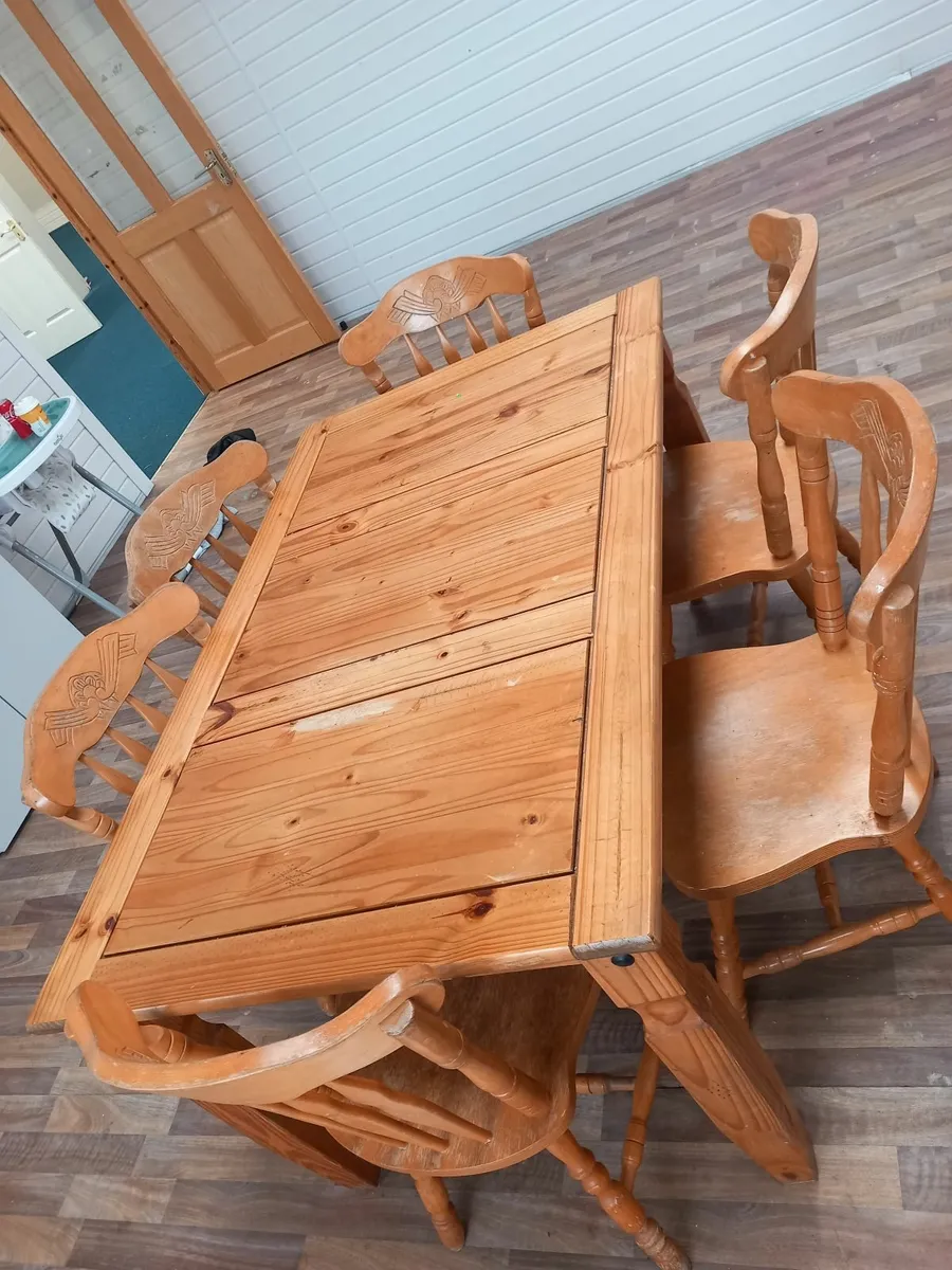 Kitchen table and 6 chairs