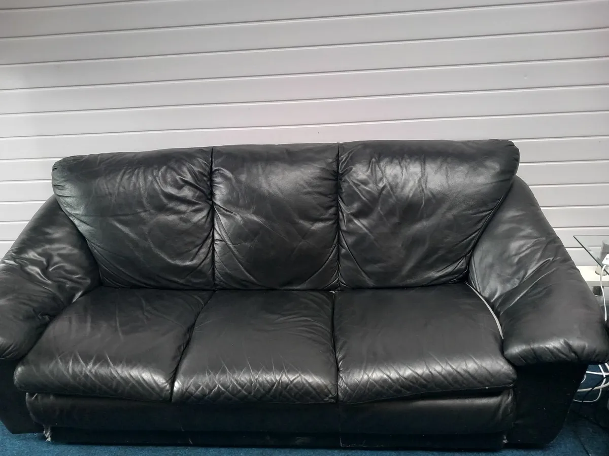 3 seater couch and 2 arm chairs - Image 1