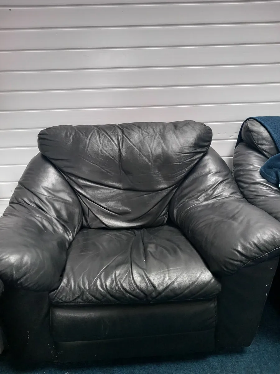 3 seater couch and 2 arm chairs - Image 2