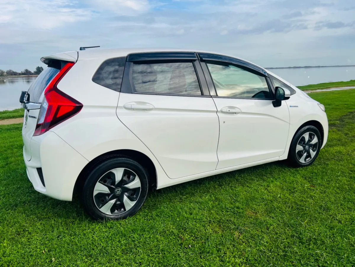 Honda Fit 1.5 HYBRID//FINANCE AVAILABLE//CALL TODA - Image 4
