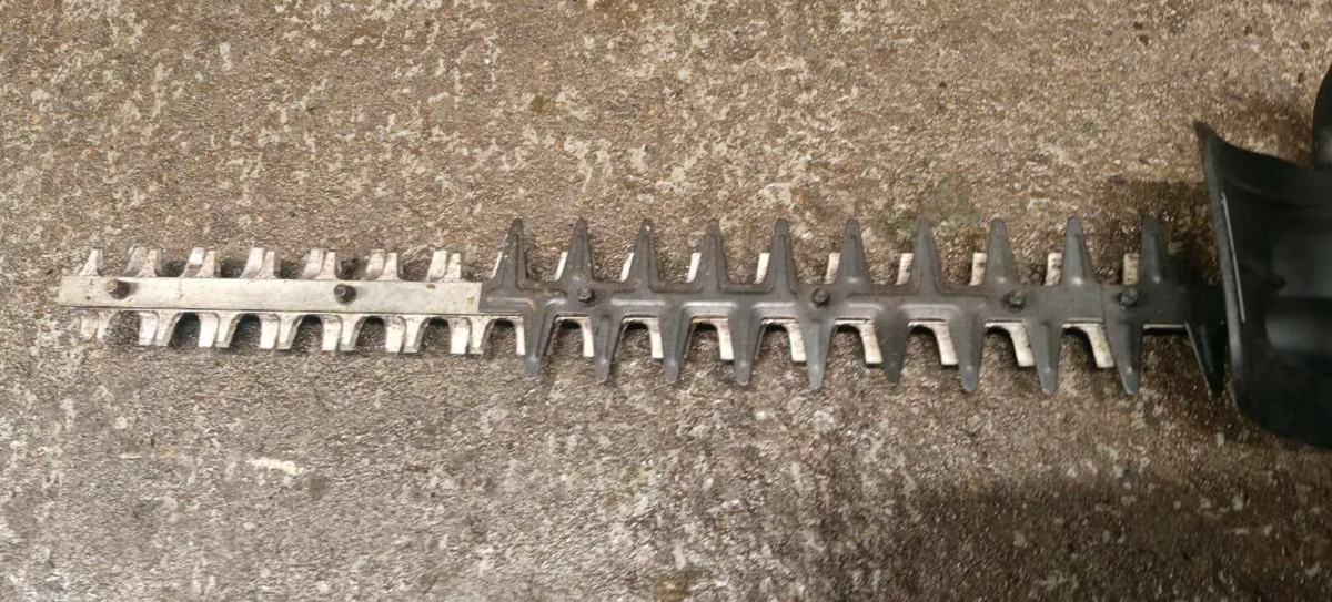 Kawasaki hedge cutter - Image 3