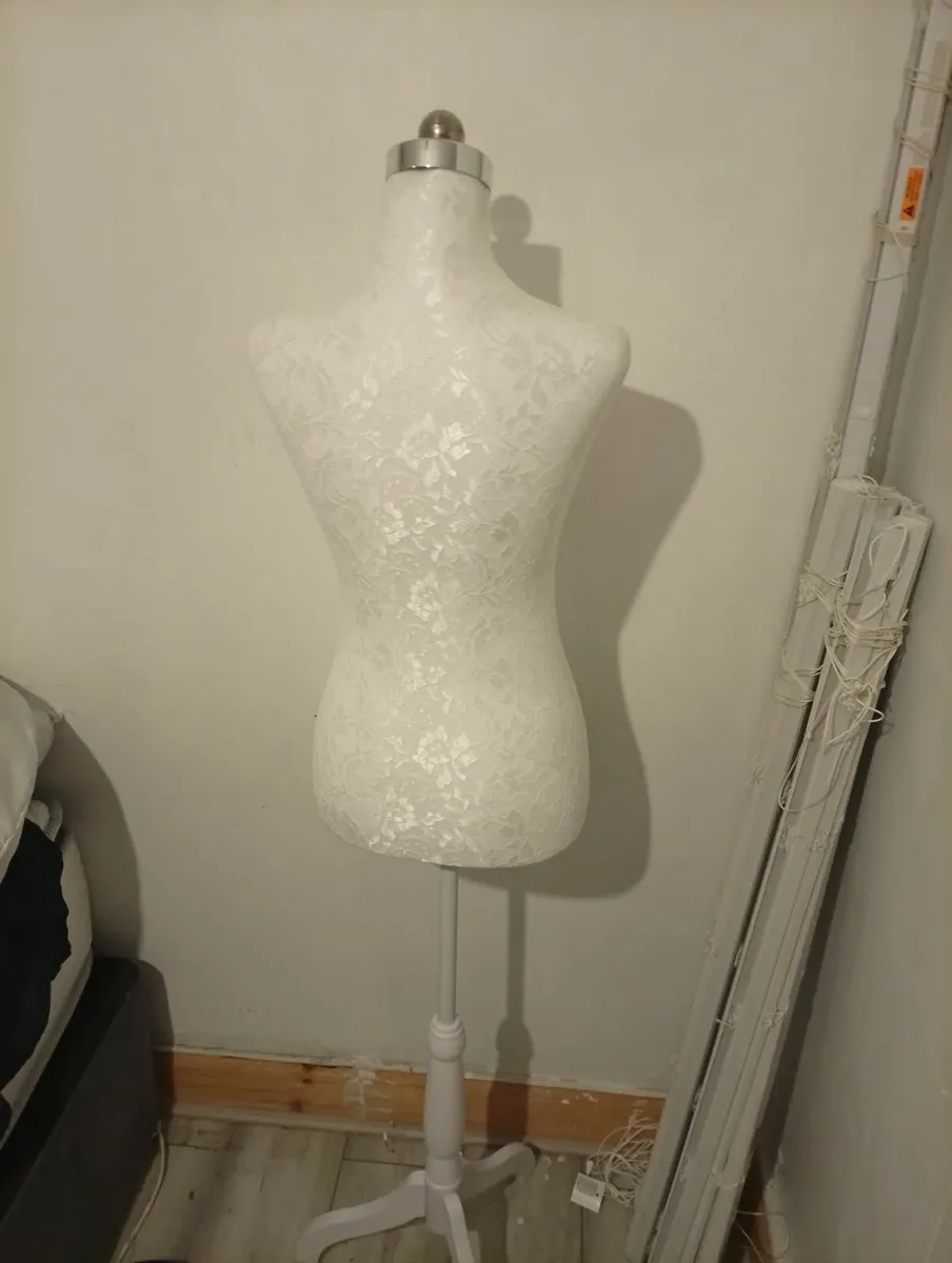 mannequin - Image 1