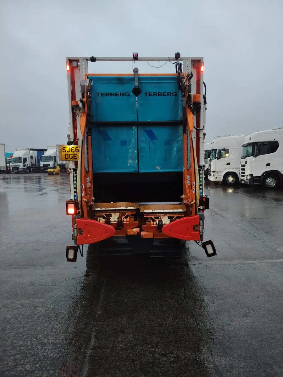 2016 Volvo Bin Lorry Rear Lift & steer  80,000 km - Image 4