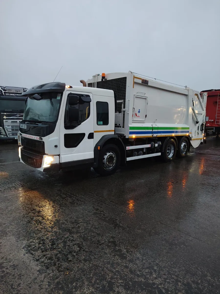 2016 Volvo Bin Lorry Rear Lift & steer  80,000 km - Image 1