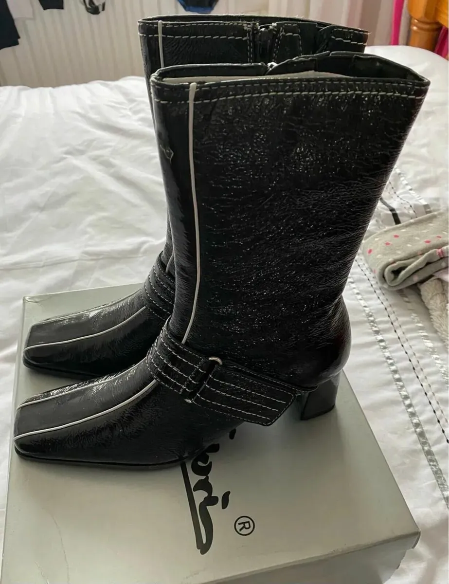 Brand NEW Gino Ventori Ladies Boots, Size 39 / 6 - Image 3