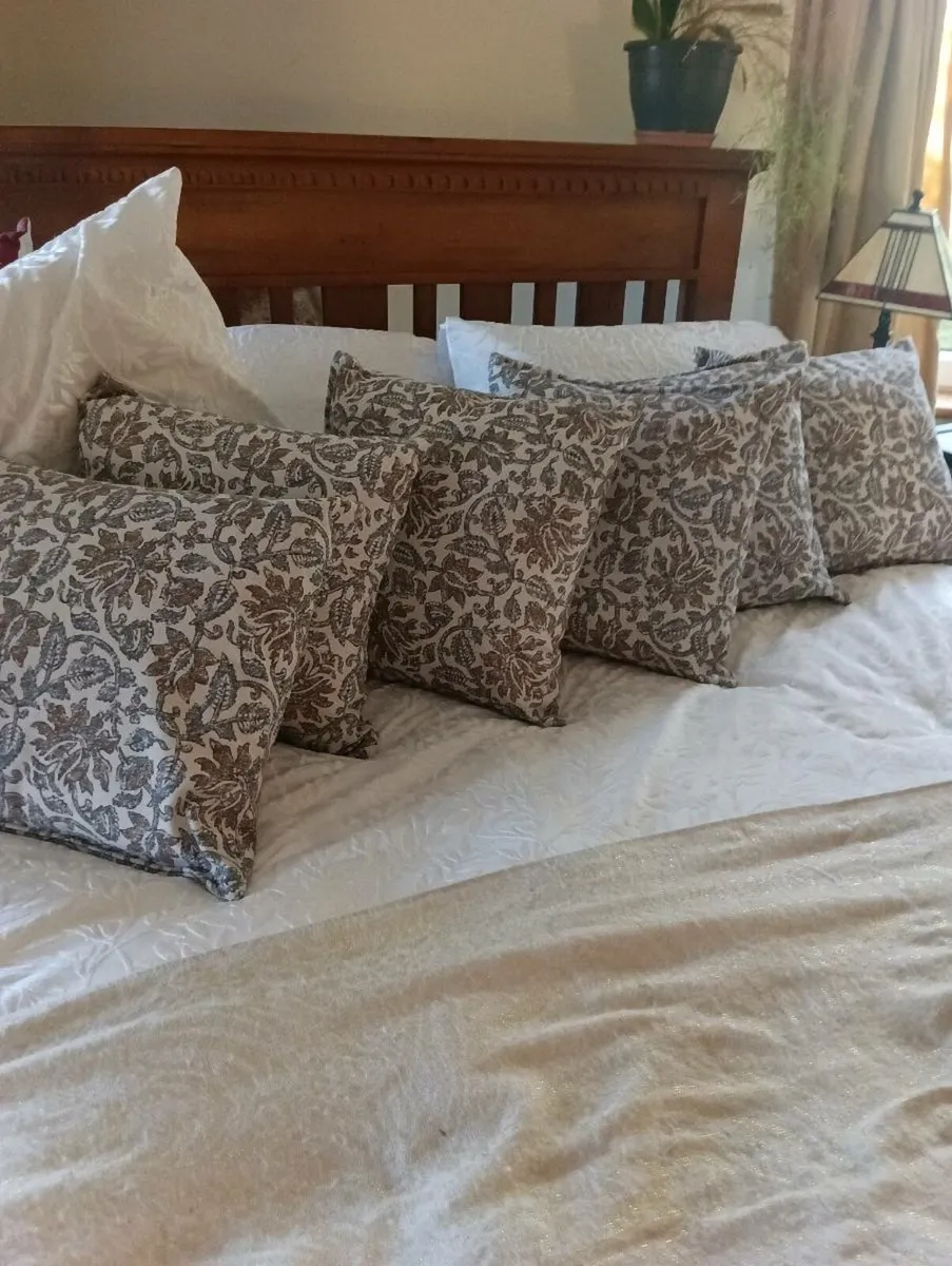 6 beautiful cushions,35, bargain - Image 1