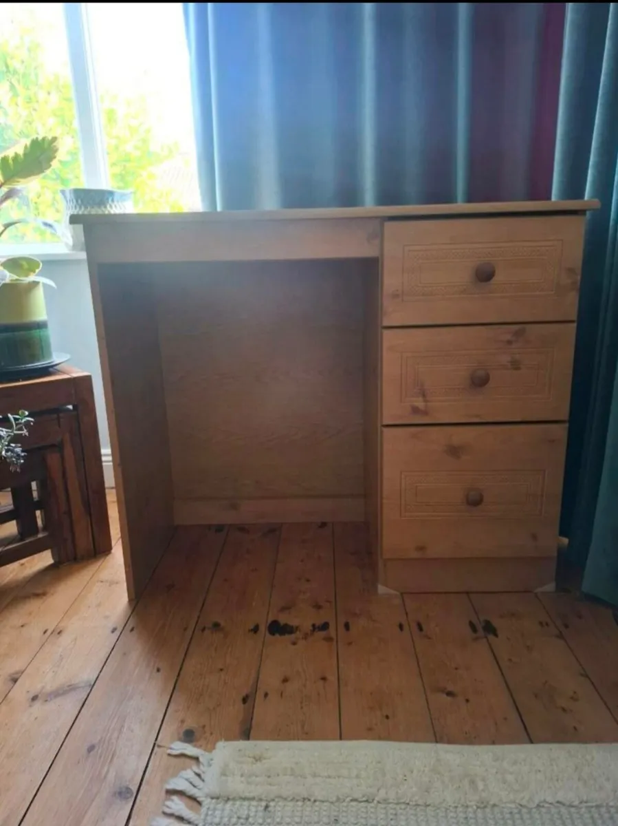 Study desk - Image 1