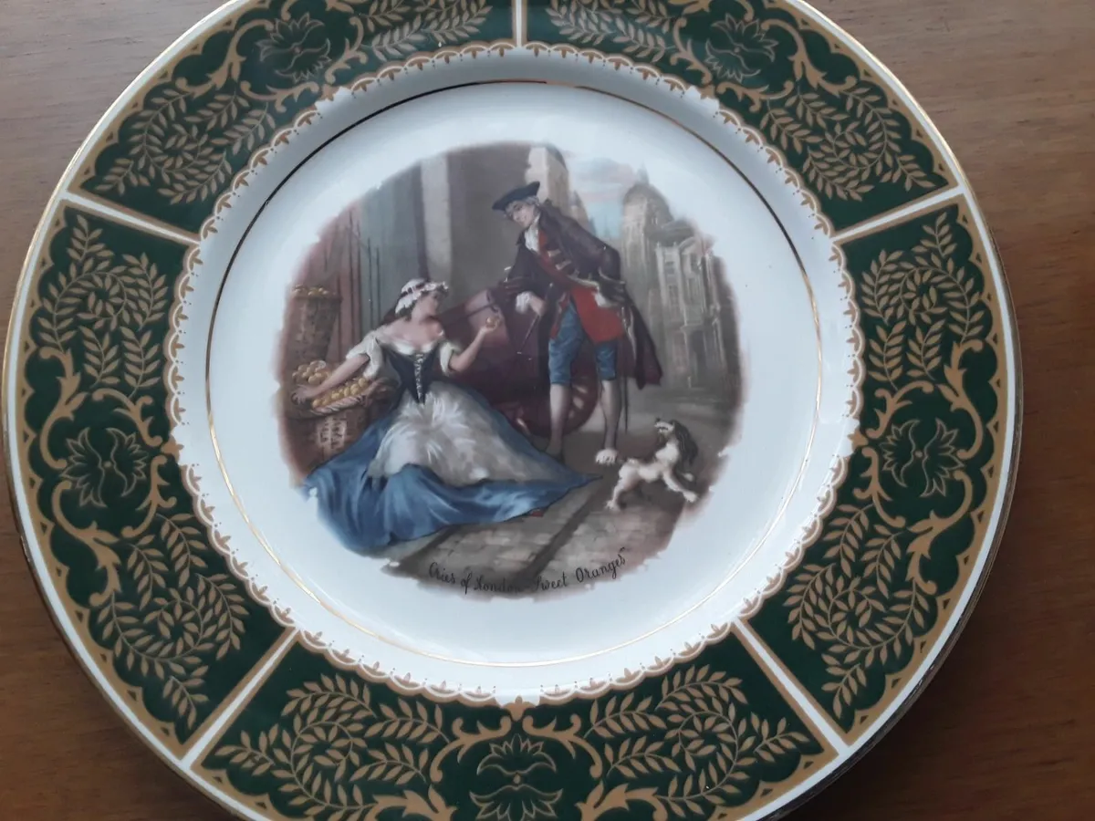 Vintage collectible wall plate with bracket - Image 1