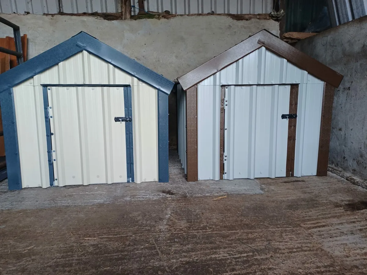 Large steel framed dog house - Image 1