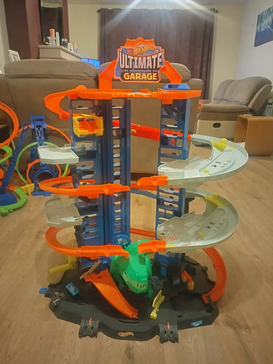 Hot wheels ultimate garage toy
