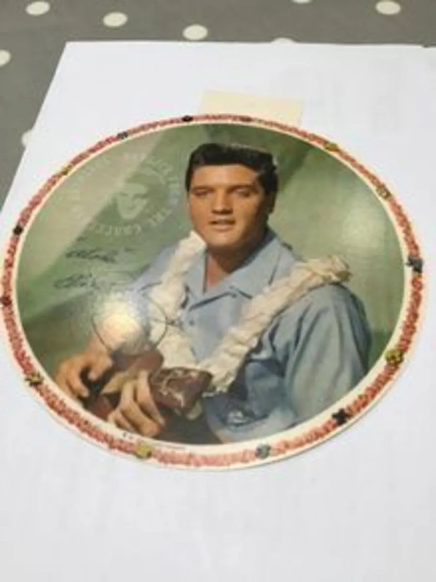 Elvis Memorabilia - lovely signed photo of Elvis
