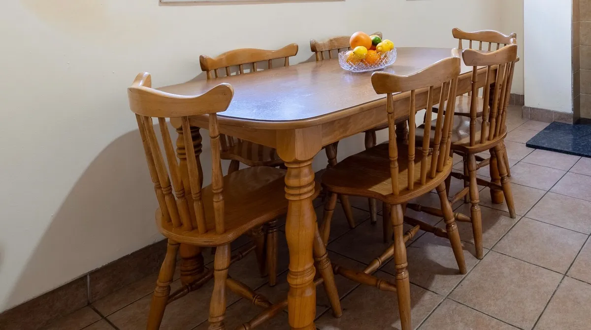 Table and Chairs - Image 2