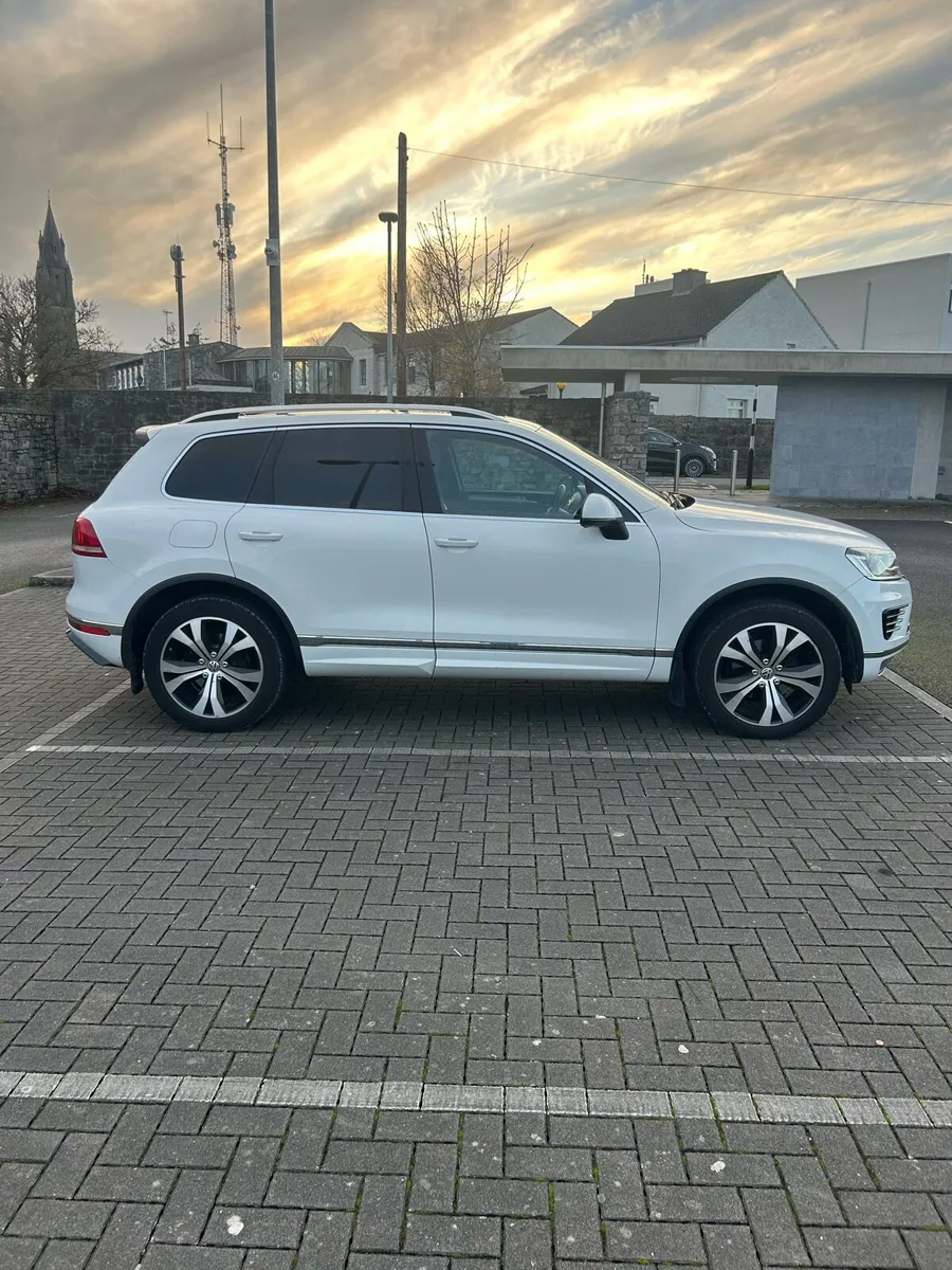VW Touareg R-Line FULL MAIN DEALER SERVICE HISTORY - Image 2