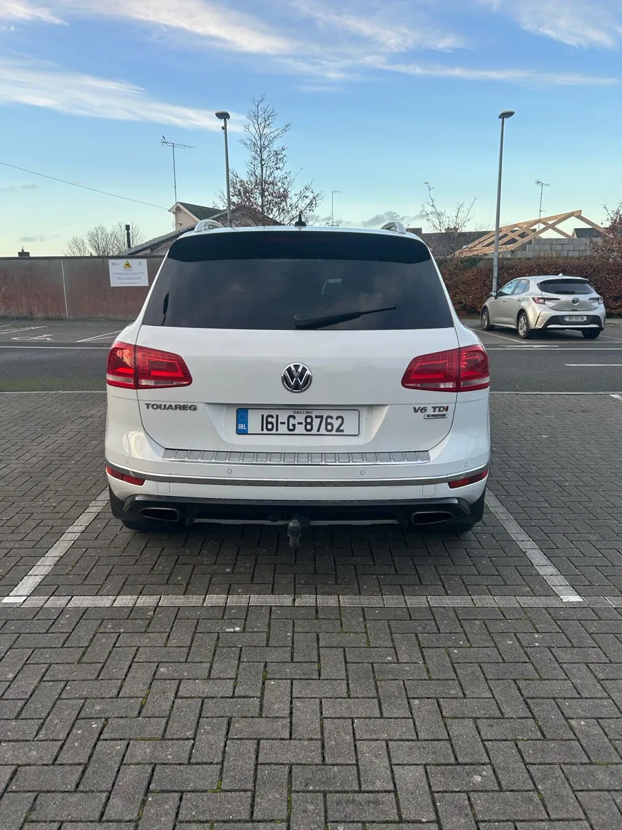 VW Touareg R-Line FULL MAIN DEALER SERVICE HISTORY - Image 3