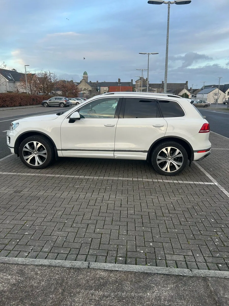 VW Touareg R-Line FULL MAIN DEALER SERVICE HISTORY - Image 4