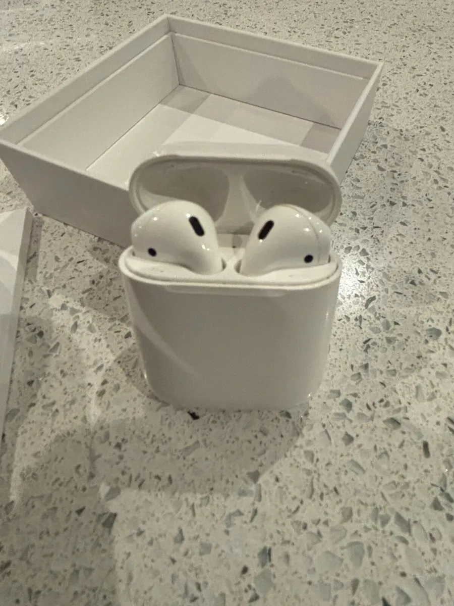 Apple AirPods - Image 2